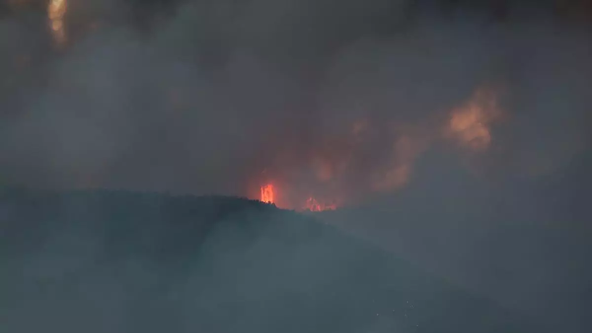 Declarado un incendio forestal en Tuéjar: catorce medios aéreos combaten el fuego en una jornada marcada por el calor y el viento