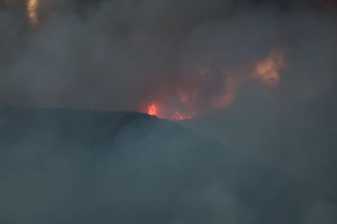 Un incendio forestal en Valencia arrasa 690 hectáreas, deja dos bomberos heridos leves y moviliza a 200 efectivos