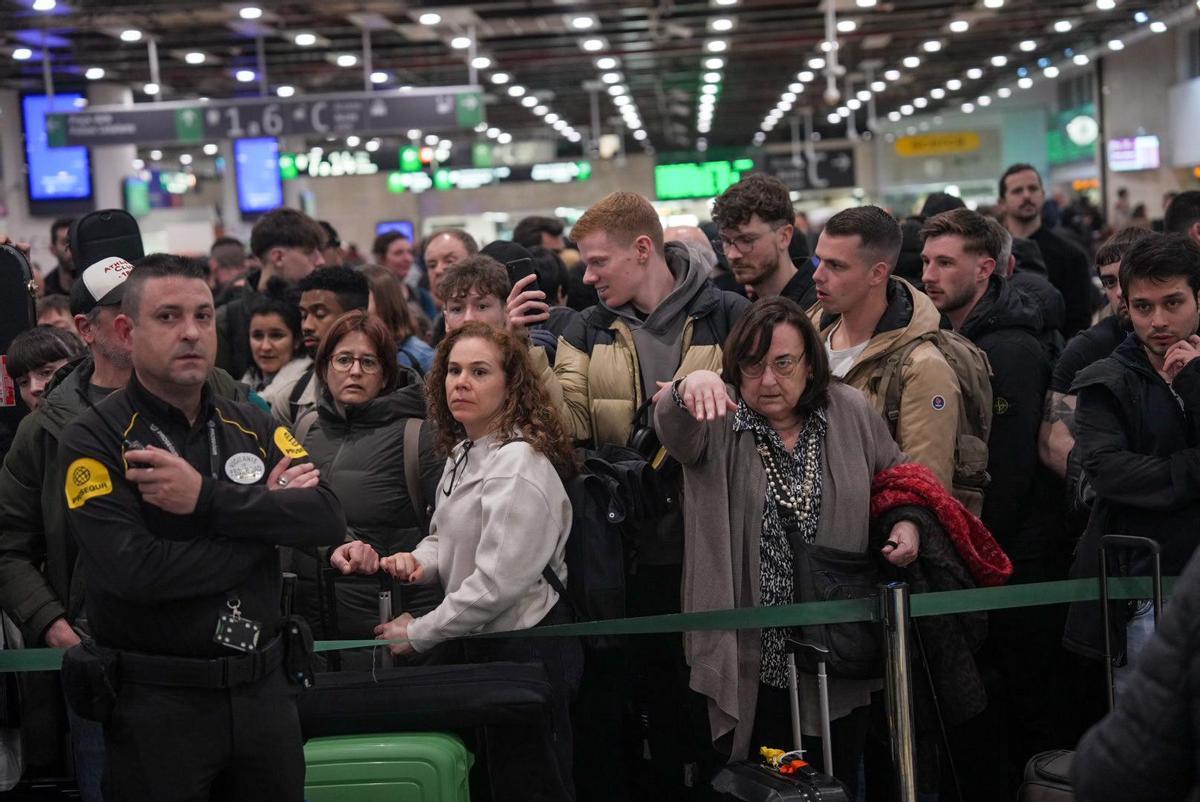 Caos y aglomeraciones en la estación de Sants