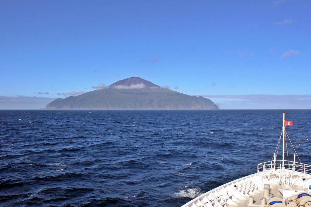 Barco en dirección a Tristán de Acuña