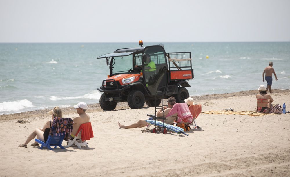 Carrera a contrareloj para tener a punto la playa de Canet d'En Berenguer