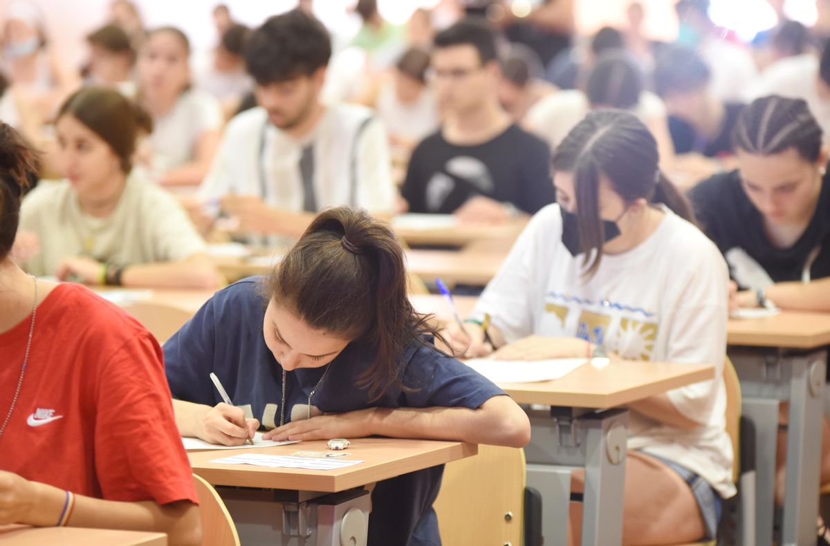 Estudiantes realizando los exámenes de la segunda convocatoria de la Pevau 2022 en la Facultad de Medicina y Enfermería de Córdoba.