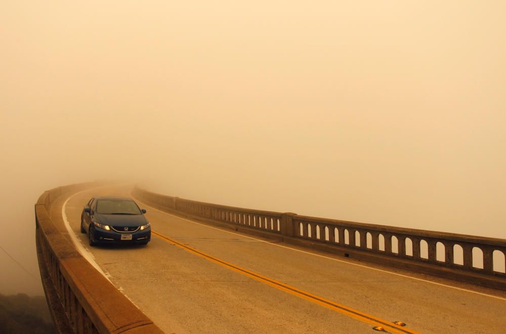 El humo del incendio de California reduce la visibilidad sobre el puente de Bixby.