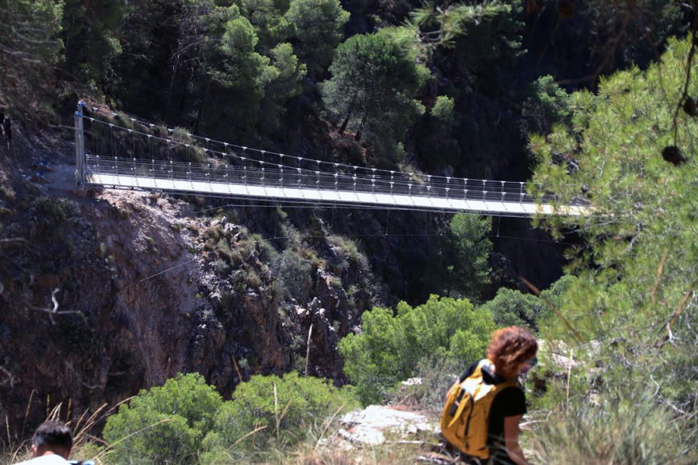 Inauguran el puente colgante de El Saltillo, en la Axarquía