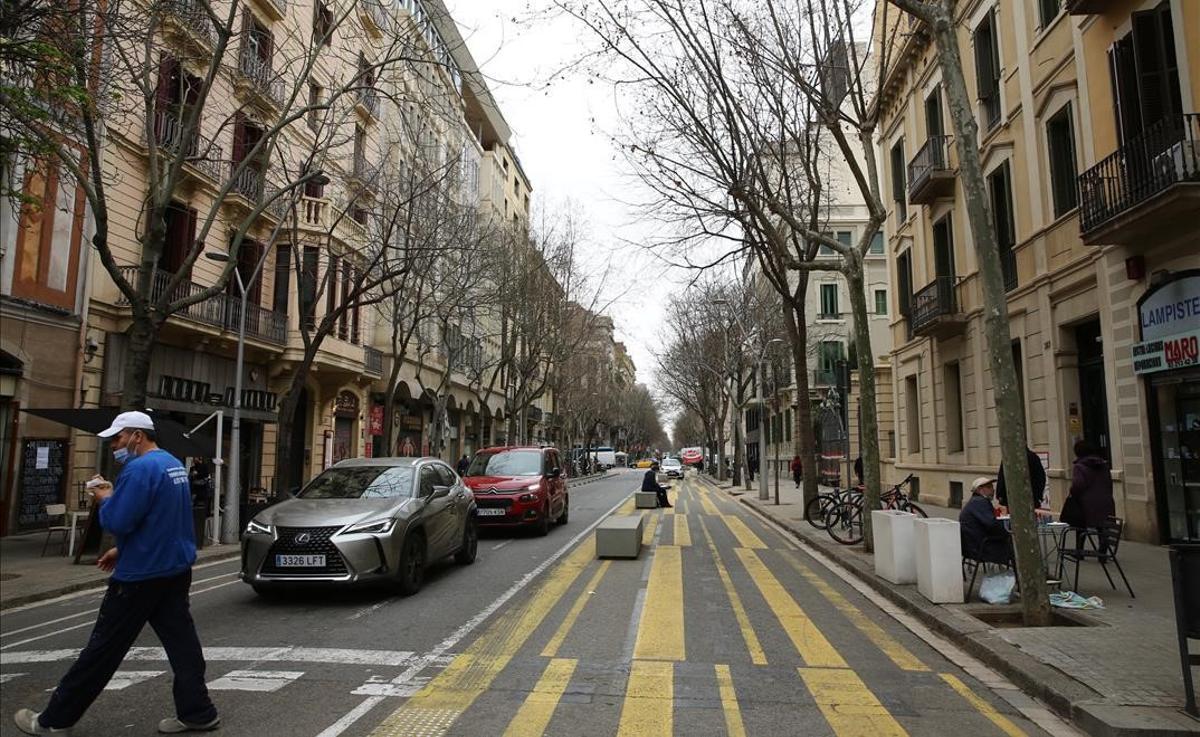 BARCELONA 03 03 2021 Barcelona BCN dona a coneixer els guanyadors del projecte Eixos verds Reforma integral de consell de cent Tenim el render de com sera a l alcada de l escola italiana La idea es fer la mateixa foto tal i com esta avui el carrer per fer a web aquell efecte de cortinilla antes-despues tan estupendo Foto entre lluria i pau claris mirant en direccio Pau Claris Adjunto foto del render en el que es veu com a referencia a la dreta l entrada del passatge Mendez Vigo FOTO de ELISENDA PONS BARCELONA 03 03 2021 Barcelona BCN dona a coneixer els guanyadors del projecte Eixos verds Reforma integral de consell de cent Tenim el render de com sera a l alcada de l escola italiana La idea es fer la mateixa foto tal i com esta avui el carrer per fer a web aquell efecte de cortinilla antes-despues tan estupendo Foto entre lluria i pau claris mirant en direccio Pau Claris Adjunto foto del render en el que es veu com a referencia a la dreta l entrada del passatge Mendez Vigo FOTO de ELISENDA PONS