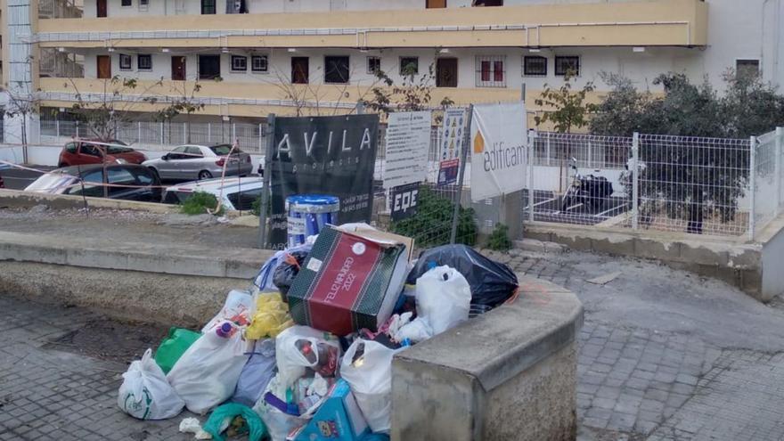 Hay suficientes contenedores pero la gente «se conforma».