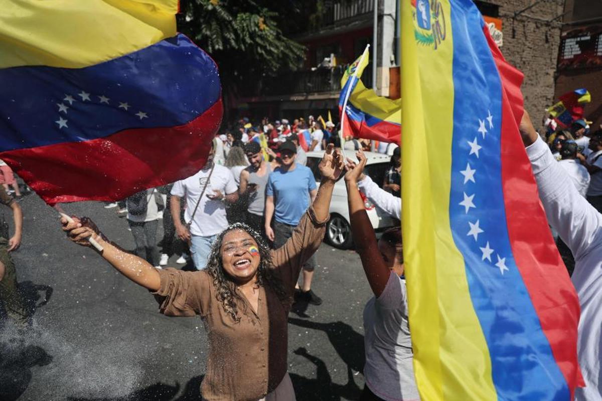 Los venezolanos residentes en Chile celebran en Santiago el 3 de enero de 2026, tras la captura del líder venezolano Nicolás Maduro por fuerzas estadounidenses, luego de un “ataque a gran escala” en Venezuela. La administración Trump declaró el 3 de diciembre que Maduro y su esposa, capturados, enfrentarán “toda la fuerza de la justicia estadounidense” por cargos de drogas y terrorismo.