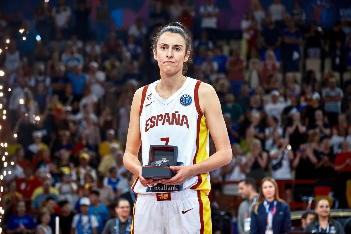 Alba Torrens, con el trofeo de subcampeonas de Europa de la selección femenina
