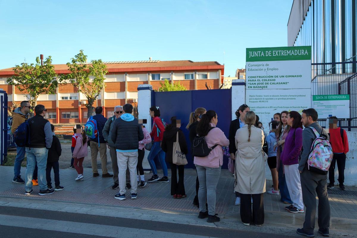 Familias del centro esperan la apertura de puertas a primera hora de esta mañana.