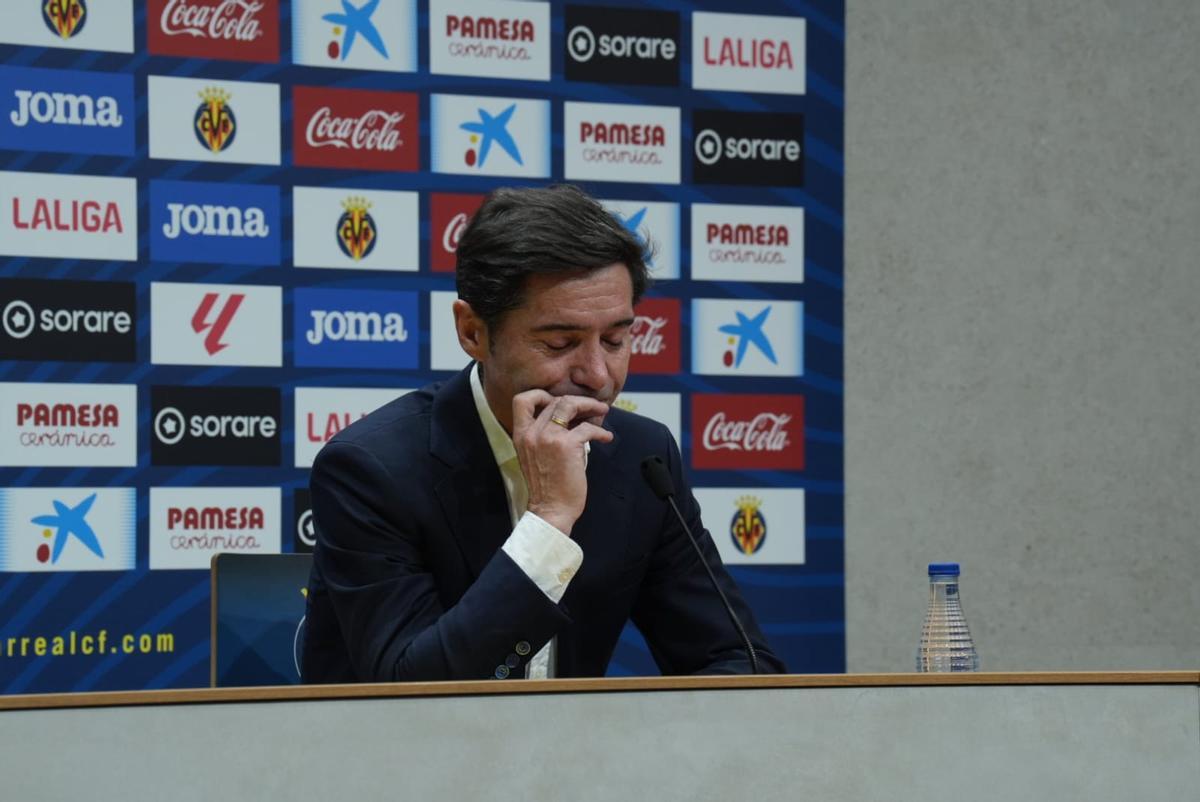 Momento en el que Marcelino se emociona y rompre a llorar en la sala de prensa del Estadio dela Cerámica.