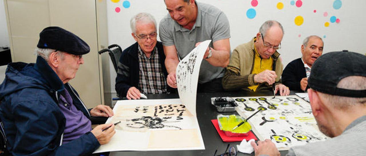 El pintor Fernando Álamo da instrucciones a un grupo de participantes  en el proyecto ´Sin límites para la creatividad´