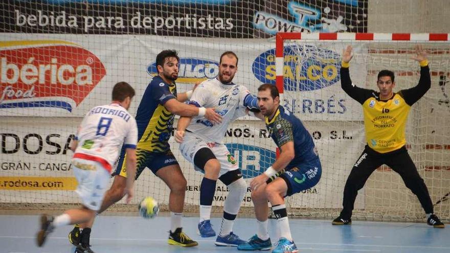 Pedro Hermones (al fondo) en una acción del partido entre el Frigoríficos y el Ademar. // Gonzalo Núñez