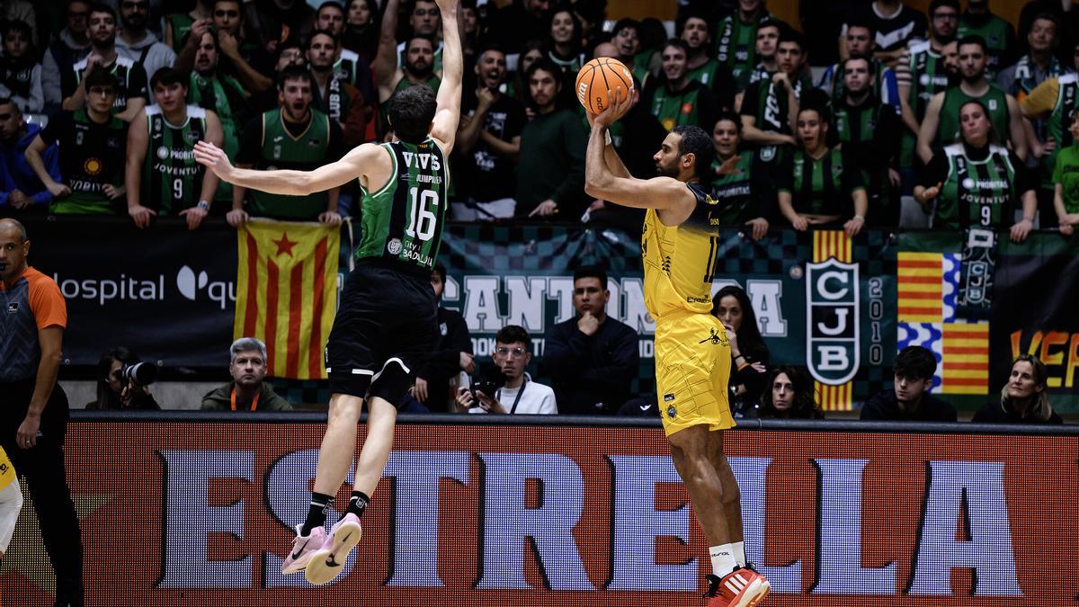 Scrubb lanza un triple ante Vives en el Joventut-Canarias del sábado.