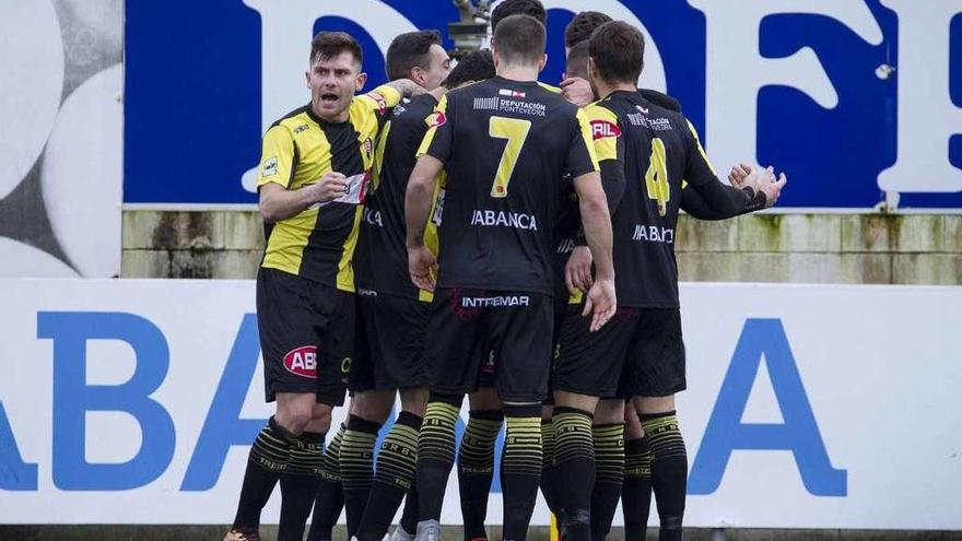 Los jugadores del Rápido celebran un gol. // Cristina Graña