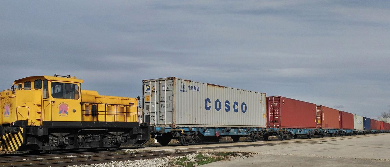 Tren de mercancías en los accesos a la terminal de contenedores del Puerto de Barcelona. | LEVANTE-EMV Tren de mercancías en los accesos a la terminal de contenedores del Puerto de Barcelona. | LEVANTE-EMV