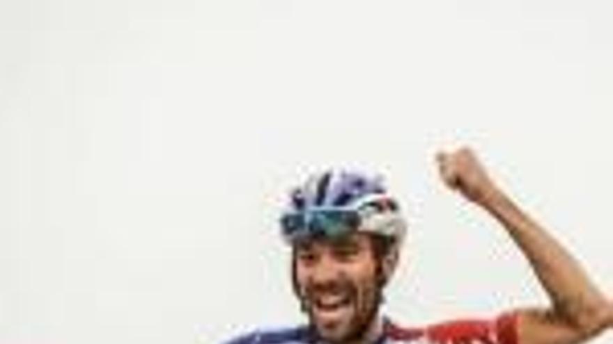 Thibaut Pinot celebra la victòria als llacs de Covadonga.