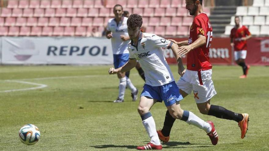 Emilio Morilla da un pase en su debut con el primer equipo en Tarragona la temporada pasada.