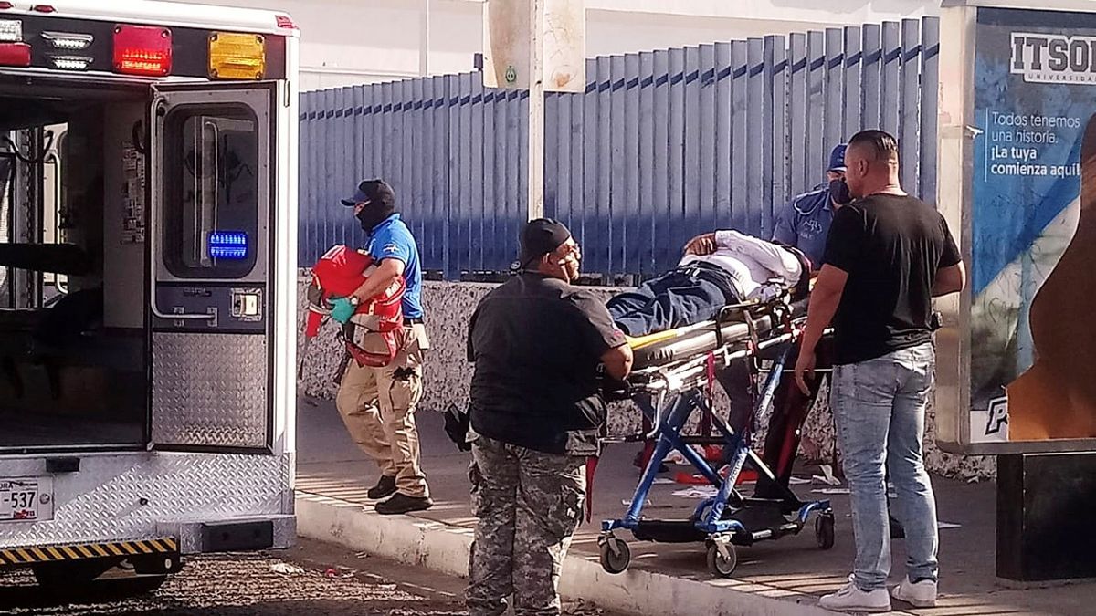 Traslado de Abel Murrieta al hospital, donde falleció.