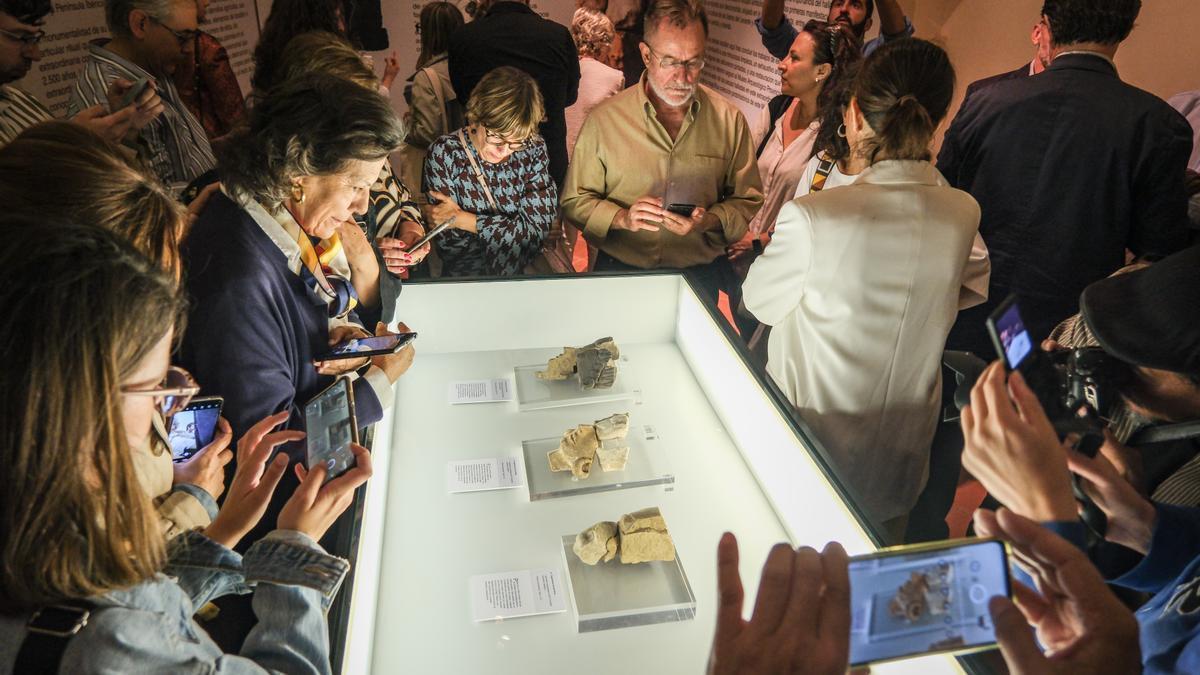 Los visitantes contemplan y fotografían las figuras en el Museo Arqueológico de Badajoz, este martes.