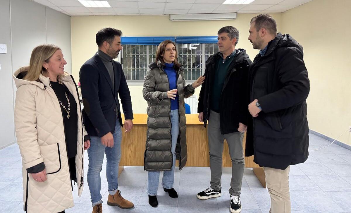 Ángeles Vázquez, tercera por la izquierda, y Roi Fernández, cuarto, en Santa María de Melide