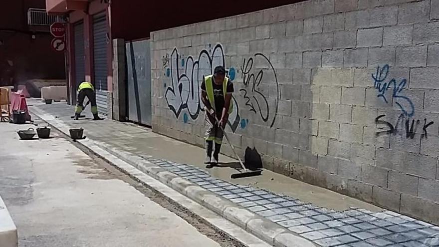 Reparan y mejoran las aceras de una calle de Castellar