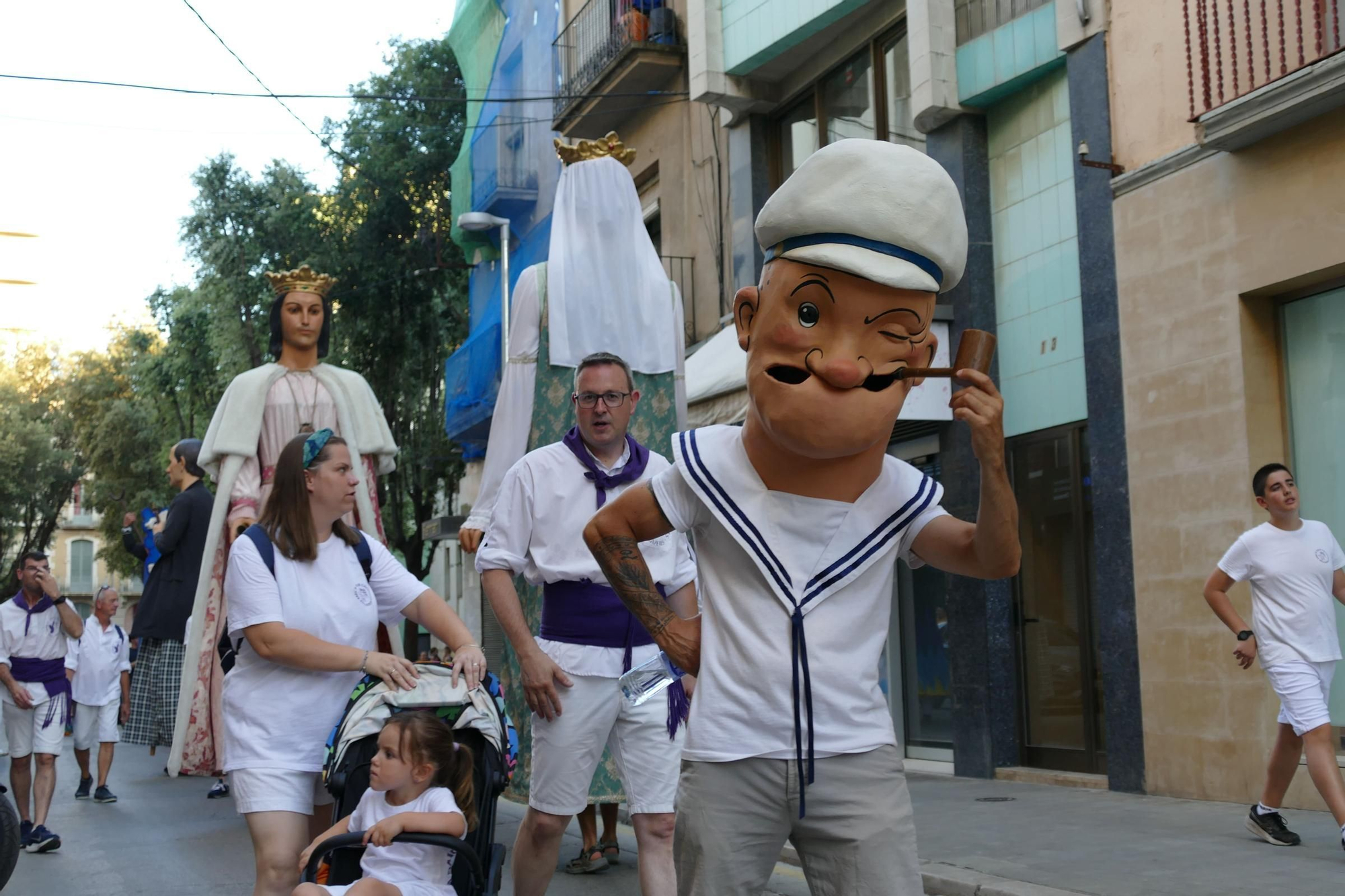 Els gegants de Figueres animen les Festes de Sant Pere amb el ball del seguici i una exposició