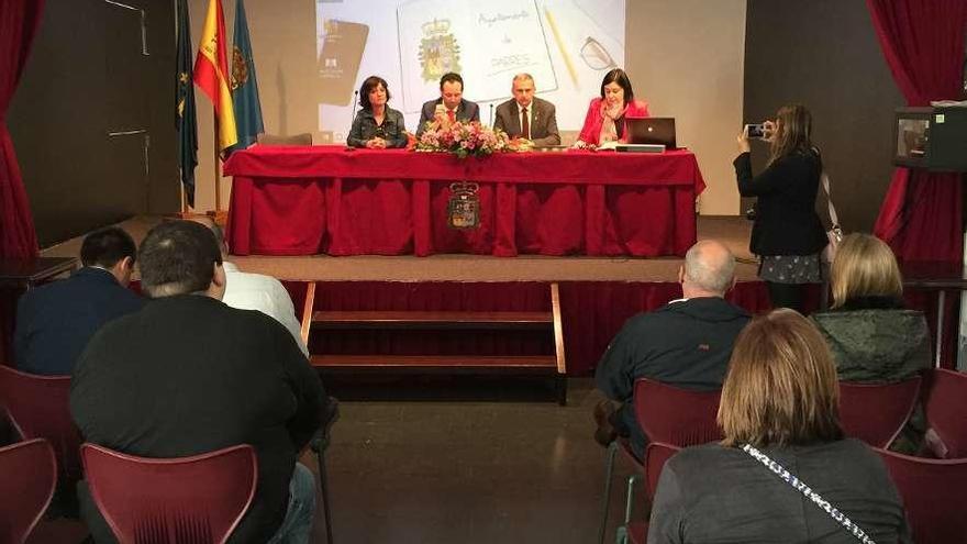 Almudena Cueto, Guillermo Martínez, Emilio Manuel G. Longo y María Caneja, ayer en Arriondas durante el acto de firma del pacto contra la violencia sobre las mujeres.