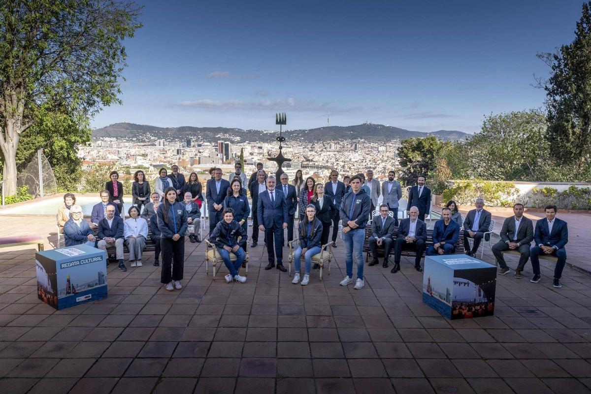 Los representantes de las 60 entidades que participan en la Regata Cultural de la Copa América de vela, en la Fundació Miró.