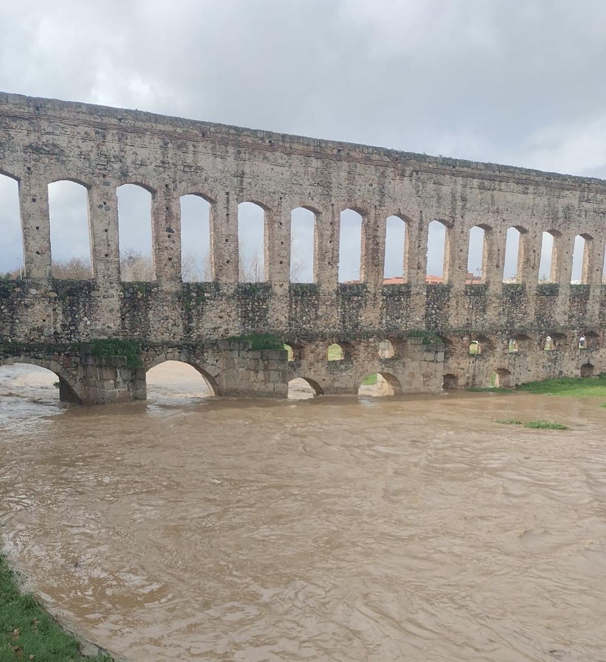 Las lluvias multiplican el caudal del río Albarregas.
