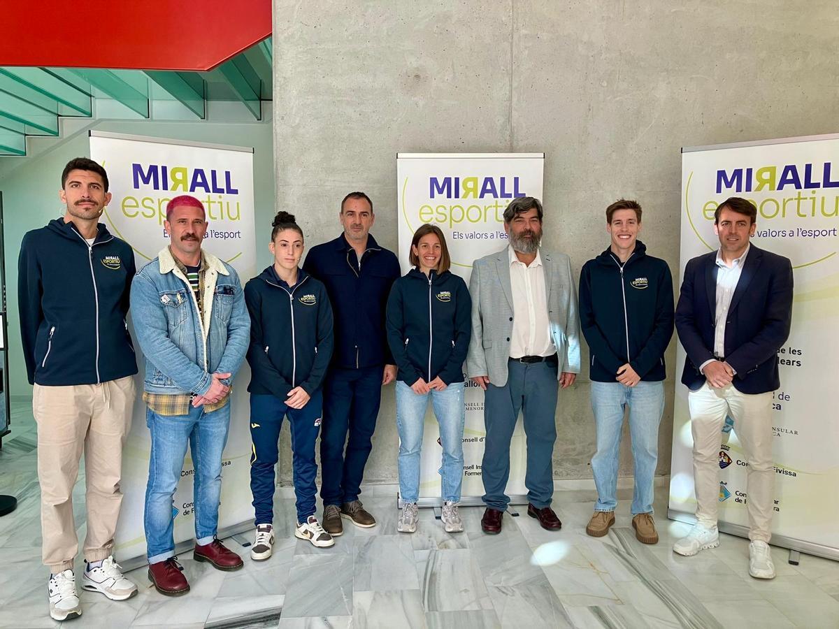 Los deportistas participantes en la jornada celebrada en Inca, junto a los representantes de las instituciones