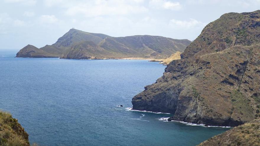 Panorámica de la escarpada costa del Cabo de Gata en Almería.