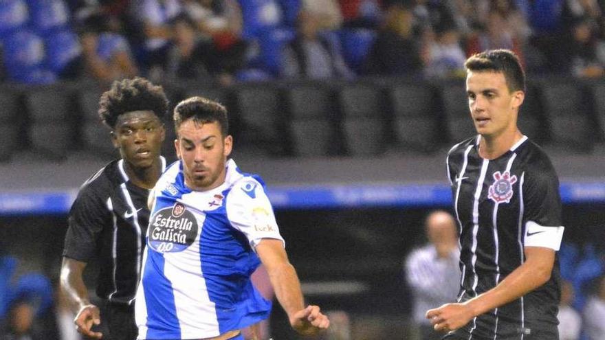 Edu Expósito, con el Dépor, durante el amistoso frente al Corinthians disputado en Riazor .