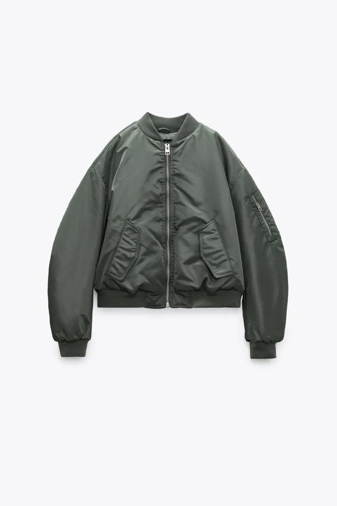 Bomber chubasquero de Zara (precio: 39,95 euros)