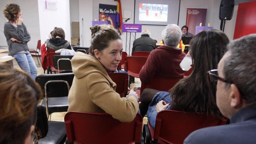 Laura López, de comuns, seguint els resultats a la seu del seu partit