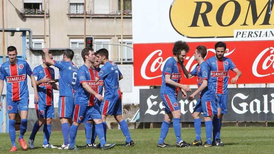 Los jugadores de la Unión Deportiva Ourense celebran un gol en el campo de O Couto ante el Leiro. // Iñaki Osorio