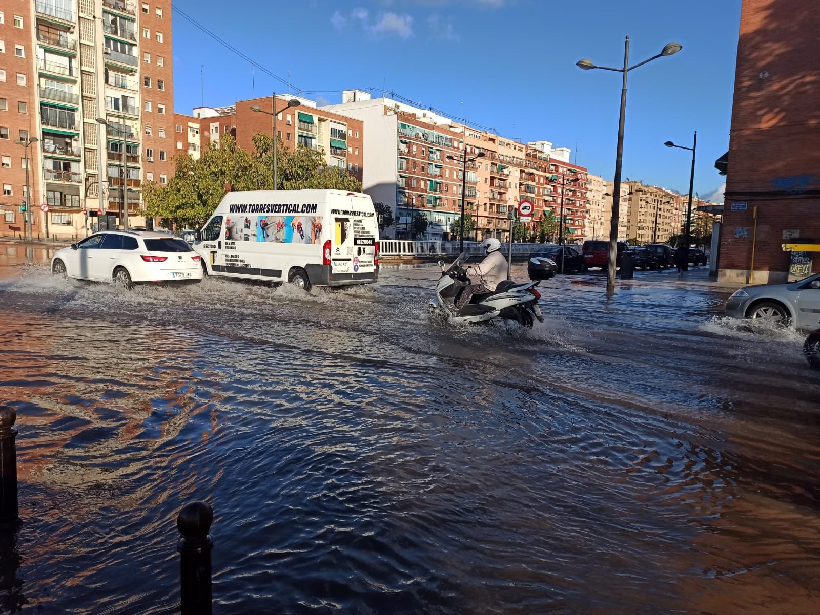 Una rotura de una cañería cruce de la Avenida Tres Cruces con Avenida del Cid