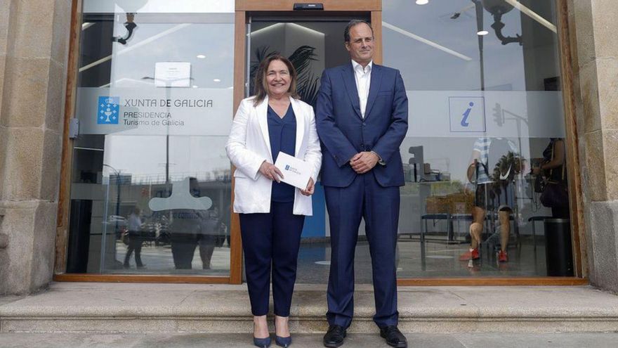 Ortiz y Botana 
presentan ayer
la nueva oficina
turística.