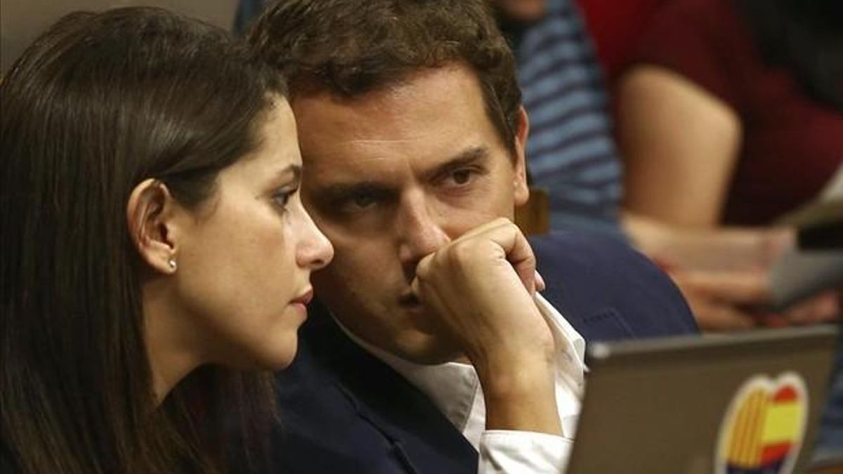 Albert Rivera, presidente de Ciutadans, habla en el Parlament con Inés Arrimadas, candidata a la presidencia de la Generalitat.