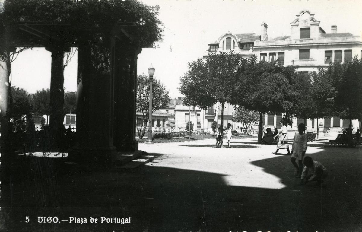 Postal de la Praza de Portugal, en la década de los 40 del siglo XX, con la pérgola del lado de la calle Rogelio Abalde.