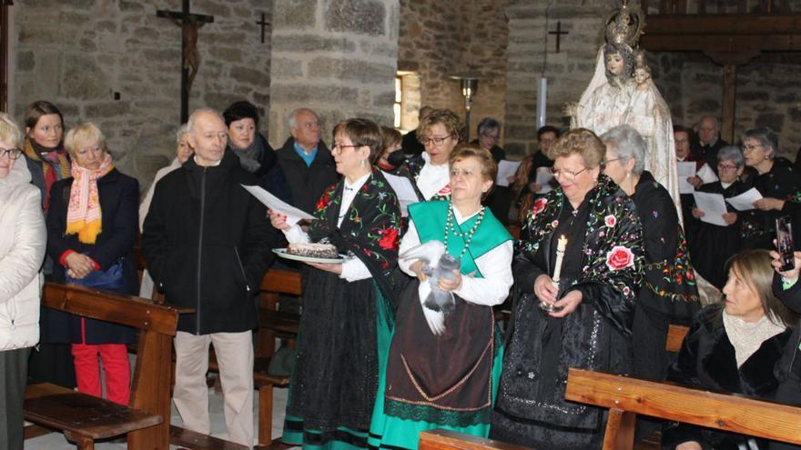 Codesal procesiona con la Virgen de las Candelas después de tres años de espera