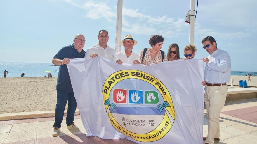 El Campello iza las banderas que certifican la calidad de sus playas