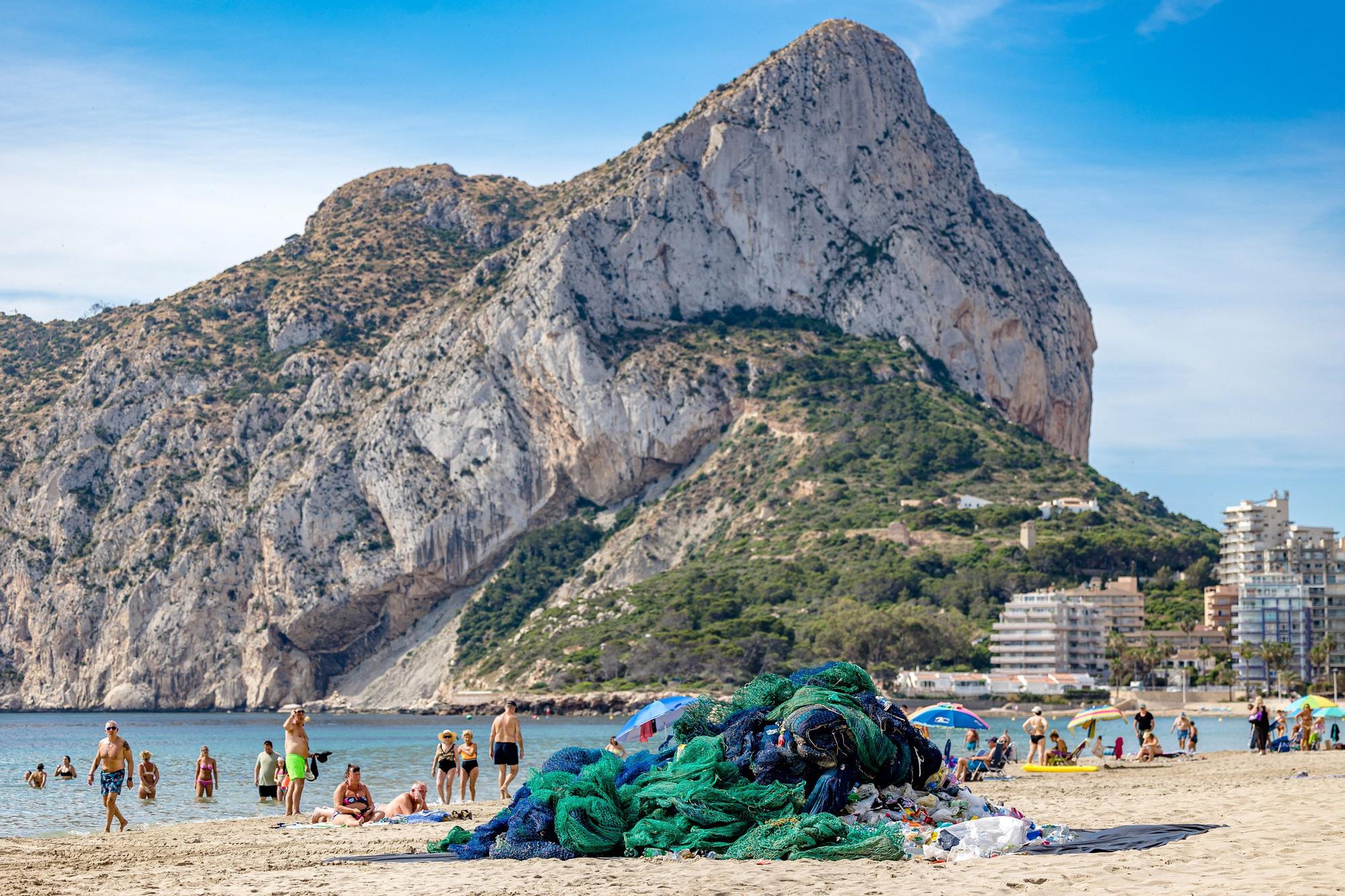 La firma alicantina Gravity Wave realiza una acción en la playa de la Fossa de Calp para alertar de la contaminación del mar