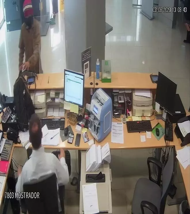 La Guardia Civil busca al atracador del banco de Trubia que se llevó el dinero de la caja fuerte