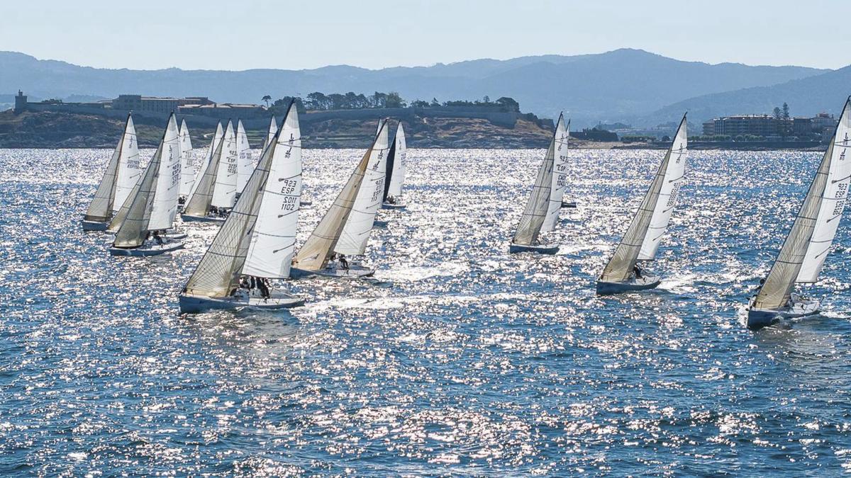 La flota de J70, en la bahía de Baiona. | JACOBO BASTOS