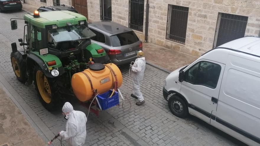 Un tractor desinfecta una de las calles más céntricas de Toro.