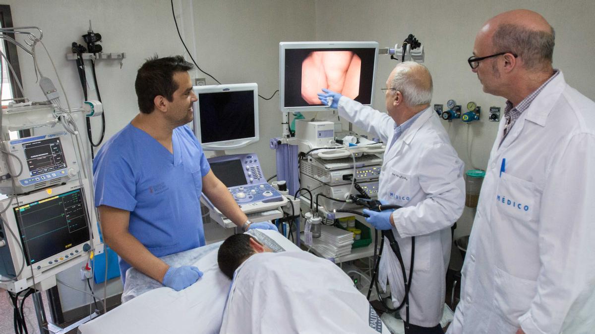 Médicos del Hospital General de Alicante observan una prueba a un paciente