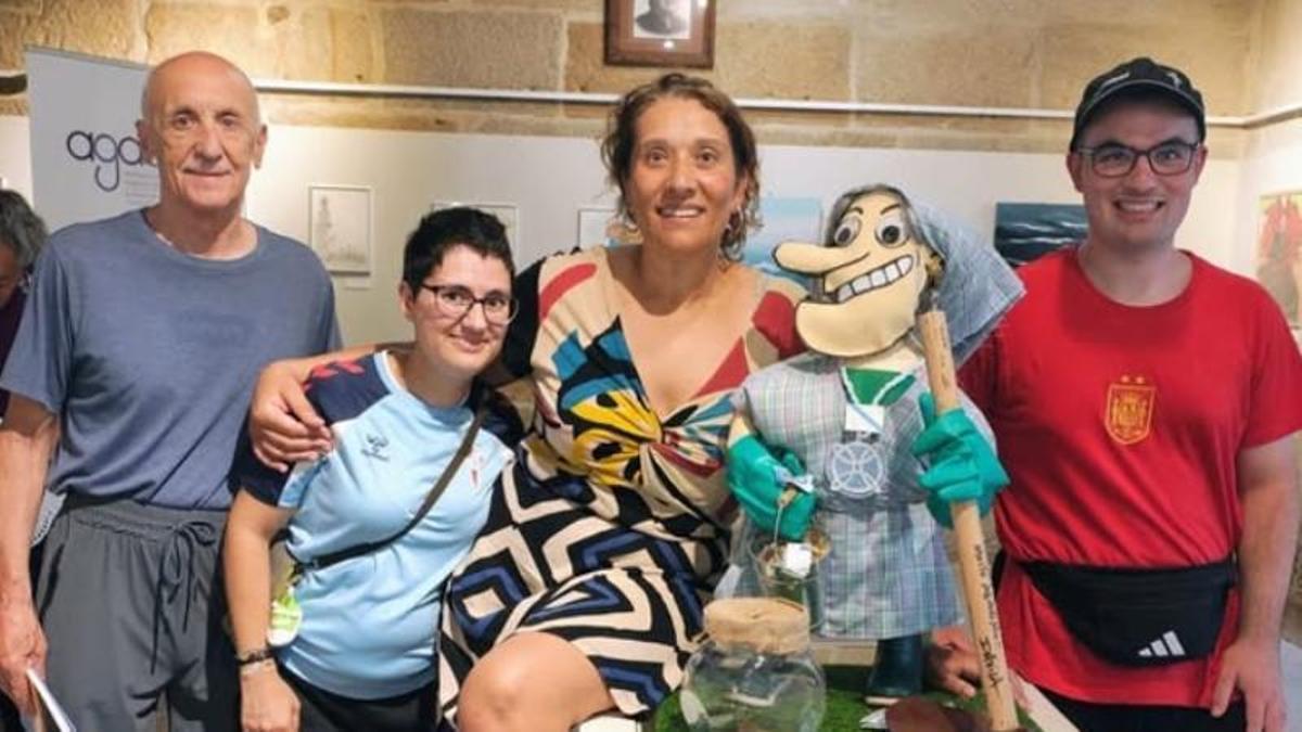 La inauguración de la exposición de María Moldes Menduíña en Bueu.