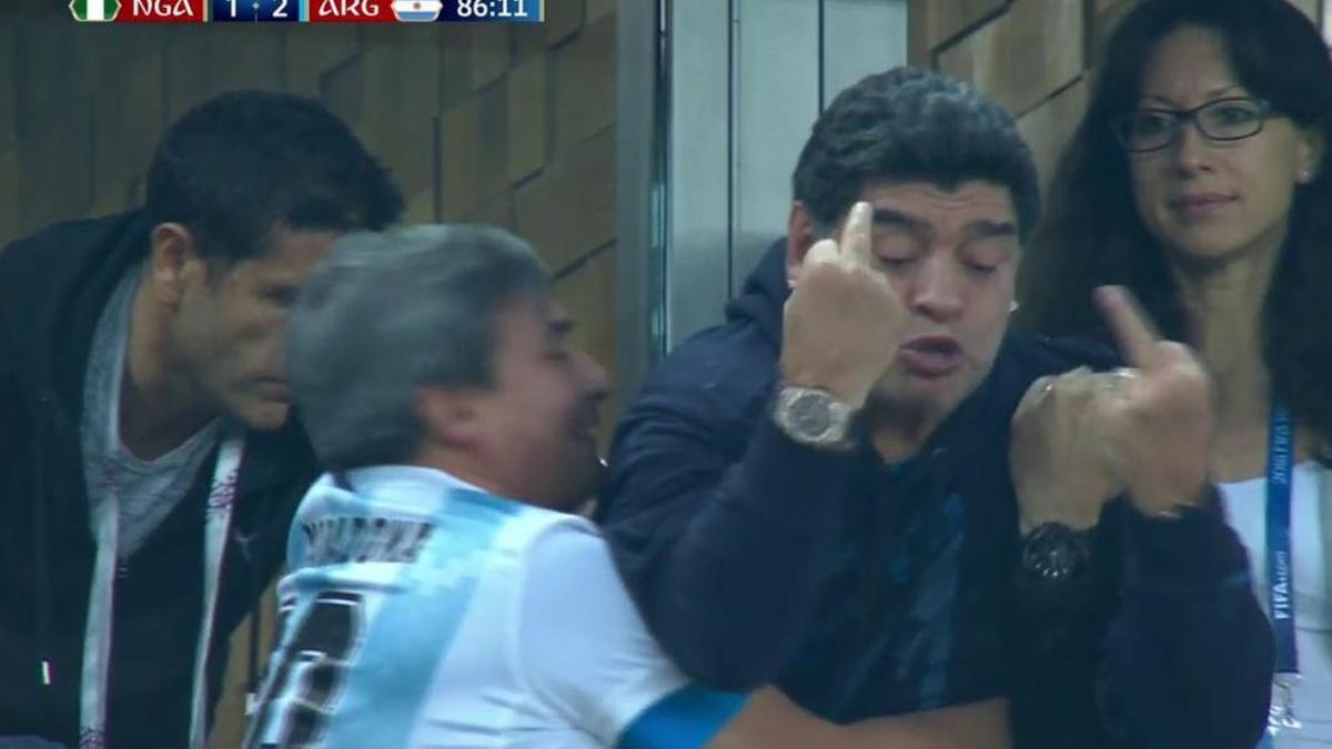 Los lamentables gestos de Maradona durante el Nigeria - Argentina.