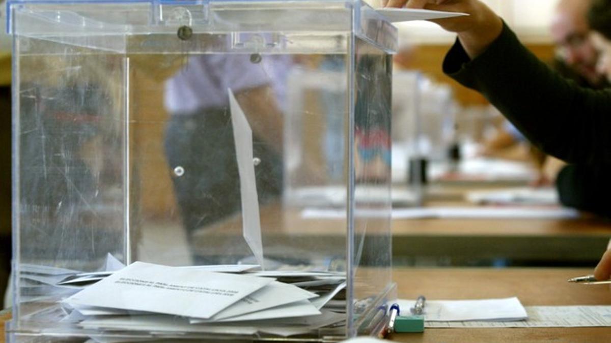 Un ciudadano deposita su voto en una urna.