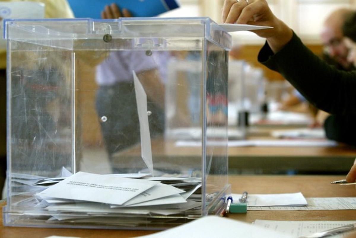 Un ciutadà diposita el seu vot en una urna.